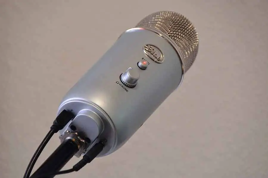 Blue Yeti microphone connectors and mic stand mounting point