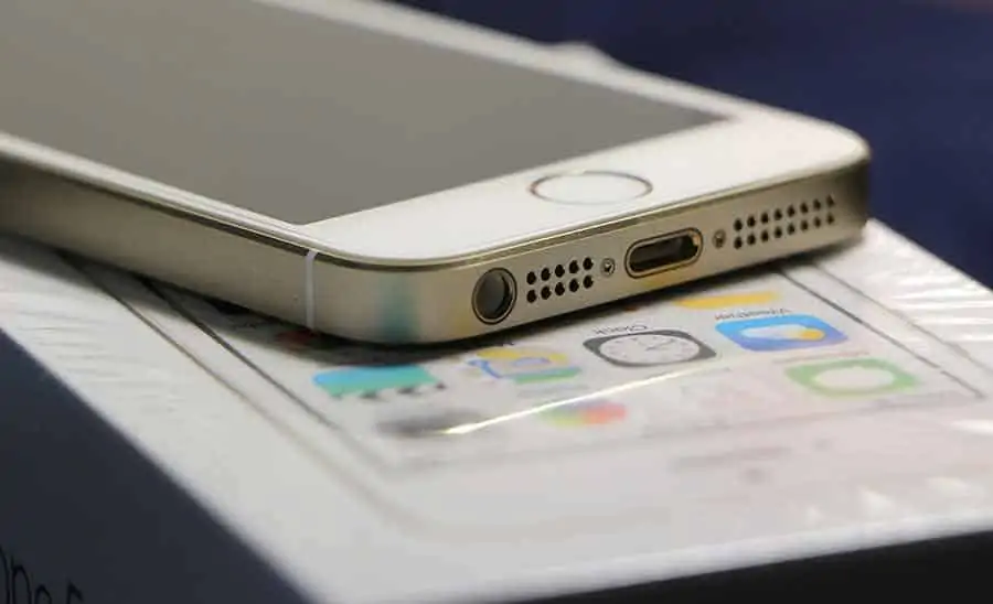 Can you plug a microphone into the headphone jack of an iPhone