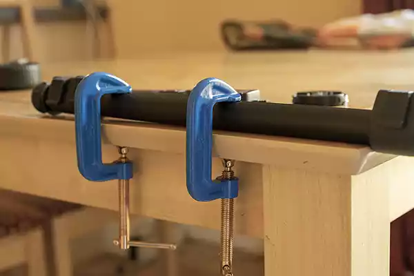 Clamping a monopod to a table
