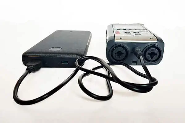 Zoom-H4n-and-Anker-connected-by-power-cable