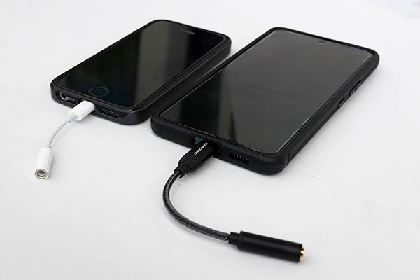 Headphone-adapters-for-iPhone-and-Android-smartphones