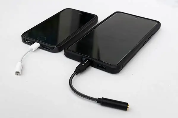 Headphone-adapters-for-iPhone-and-Android-smartphones