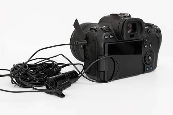MOVO-LV1-or-BOYA-BY-M1-plugged-into-SLR-camera