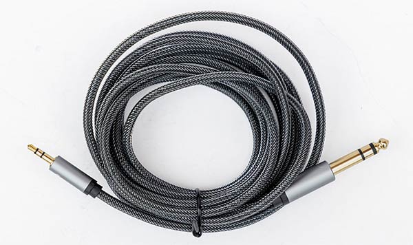 A-3.5mm-TRS-jack-to-6.35mm-jack-audio-cable