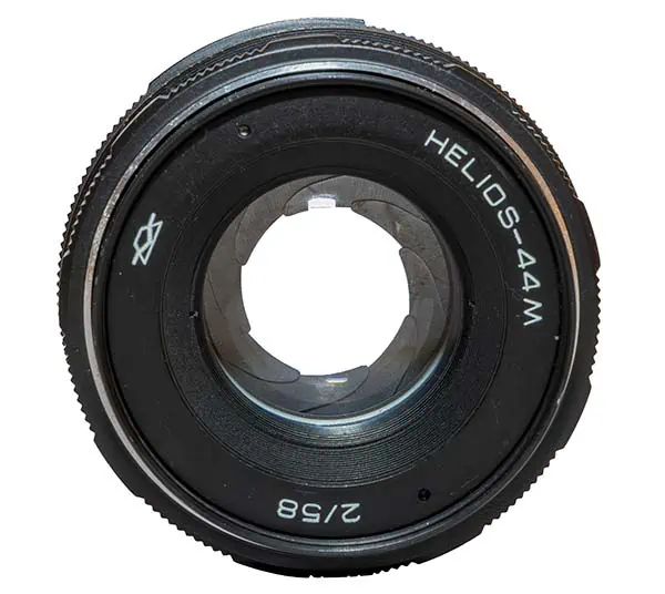 Aperture-blades-on-a-Helios-44M-vintage-lens